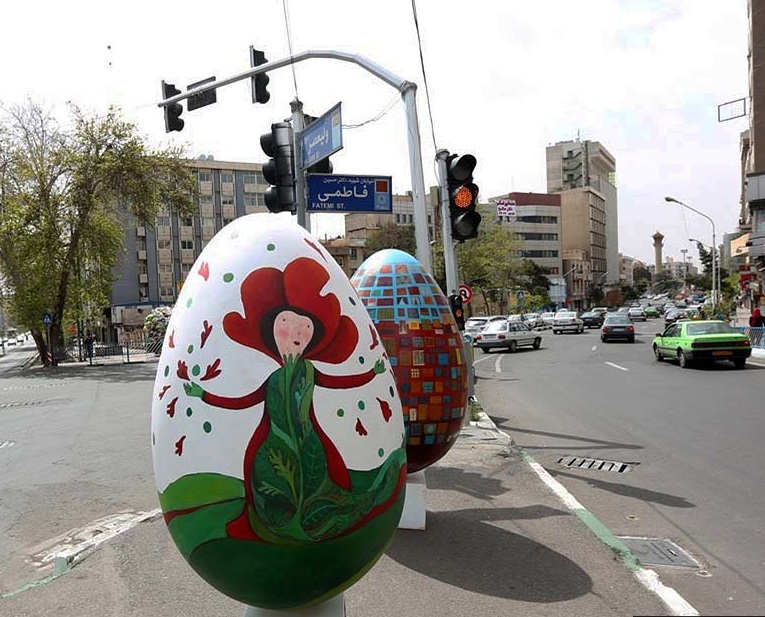 سلفی با تخم مرغهای غولپیکر رنگی در تهران