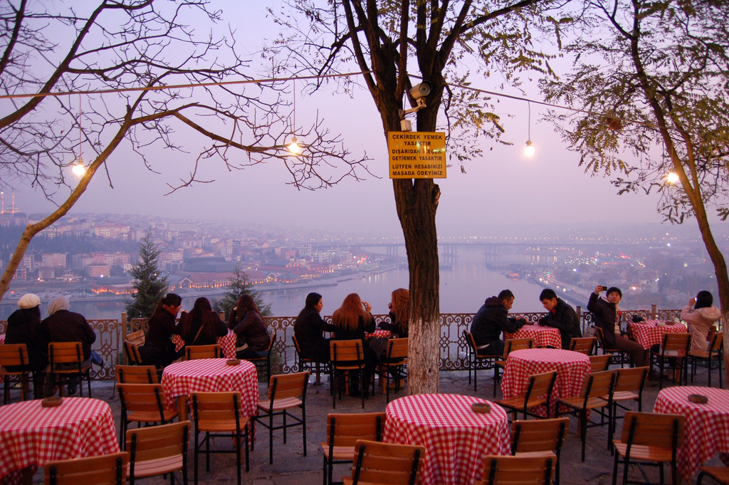 Террасы стамбула. Кафе Pierre loti Стамбул. Холм Pierre loti Стамбул. Пьер Лотти ресторан Стамбул. Пьер Лотти холм кофейня Стамбул.