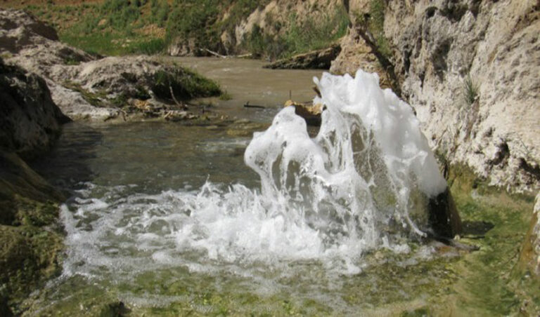 عکس چشمه آب معدنی کوه زنبیل ارومیه در آذزبایجان غربی
