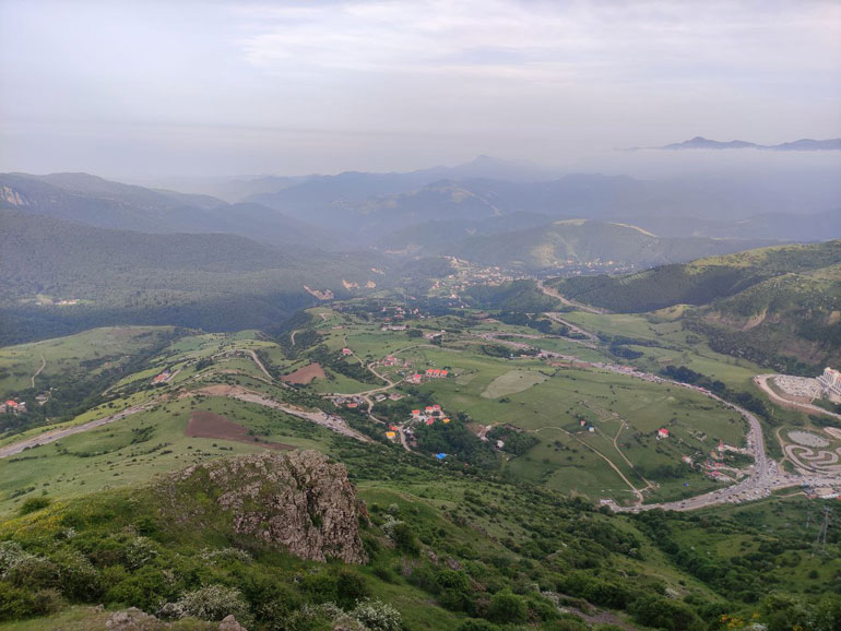 طبیعت پر از مه گردنه حیران