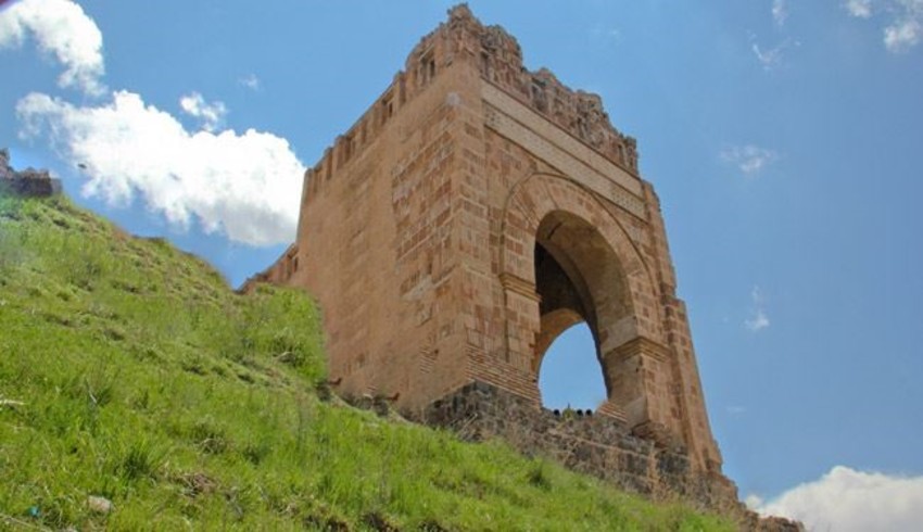 قلعه ضحاک - جاهای دیدنی آذربایجان شرقی