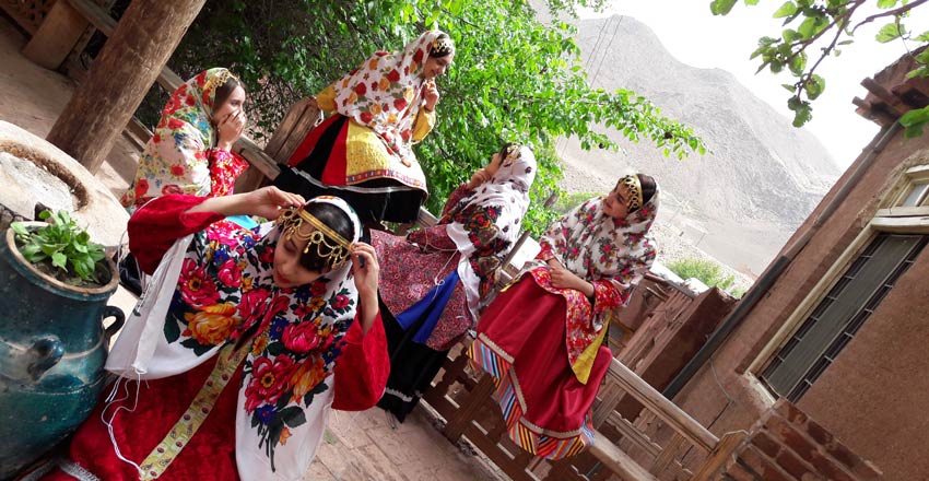 لباس سنتي ابيانه از زيباترين لباس هاي سنتي ايران