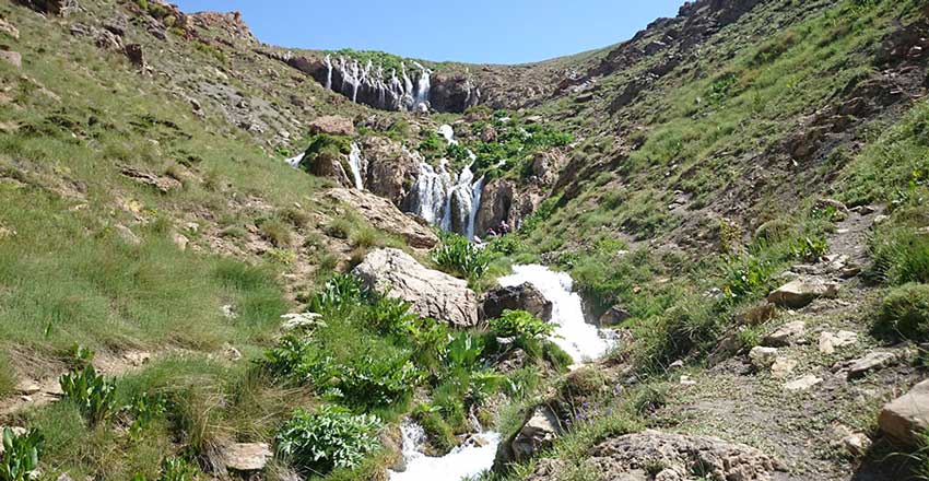 آبشار سفید‌آب؛ زلال و قشنگ