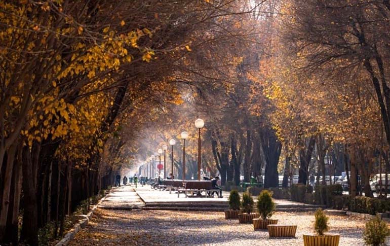خیابان چهارباغ عباسی از جاهای دیدنی اصفهان