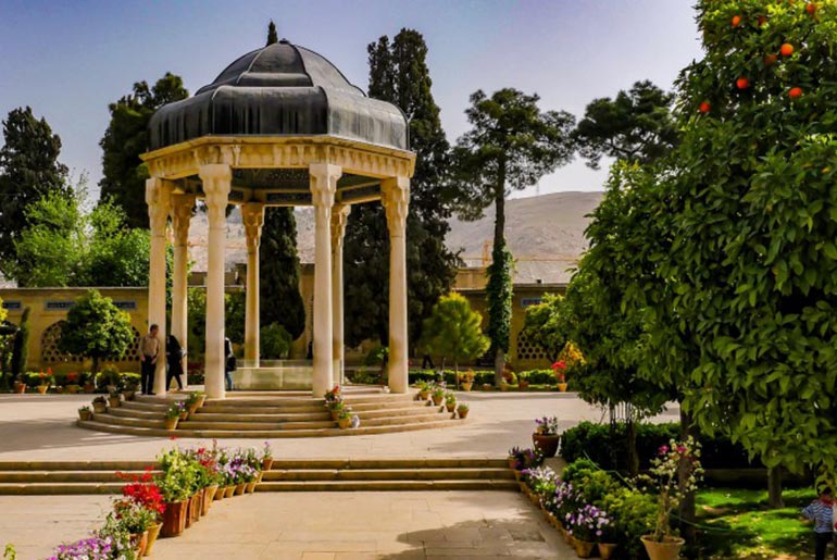 آرامگاه حافظ در سفر به شیراز
