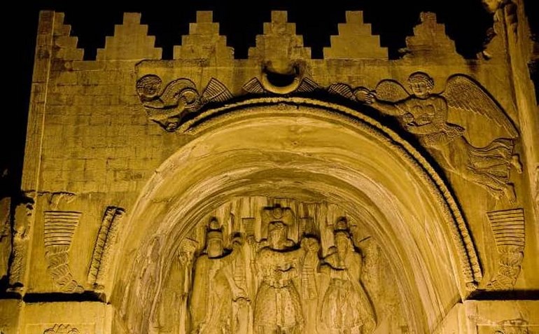 طاق بزرگ در طاق بستان