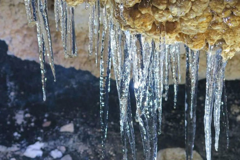 غار یخ مراد قندیل و صخره یخی در یک‌جا جاده چالوس