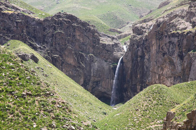 روستا و آبشار خور جاده چالوس