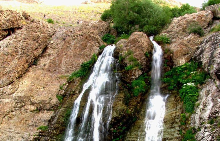 آبشار زیبای طبیعت