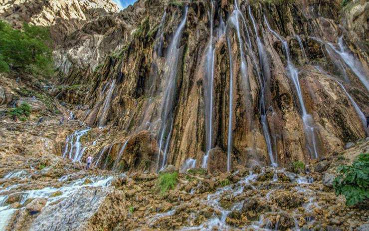 اطراف آبشار چه امکانات رفاهی وجود دارد؟