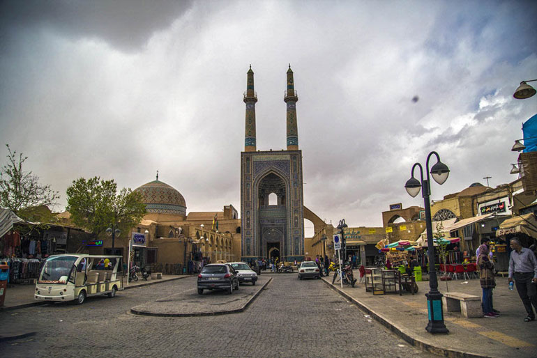 معماری مسجد جامع یزد و بخش های مختلف آن به چه شکل است؟