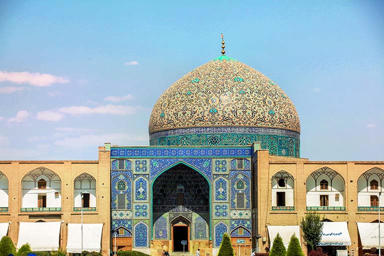 مسجد شیخ لطف الله اصفهان؛ هم‌نوایی روزانه ارکستر نور و رنگ