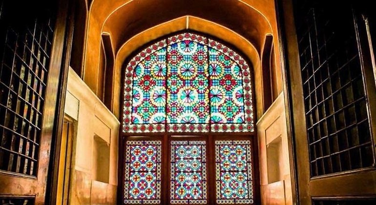 عمارت تاریخی میان باغ