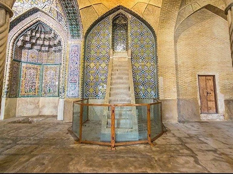 ستون‌های خوش‌نقش مسجد وکیل