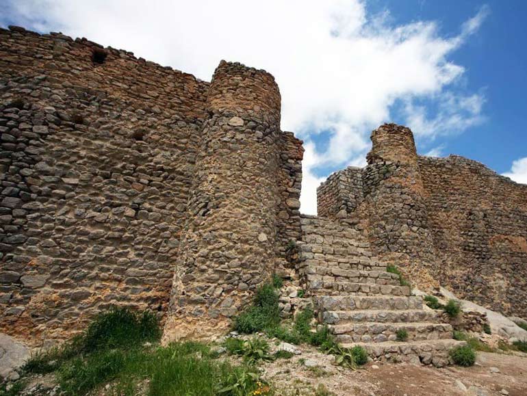 پله های قلعه تاریخی