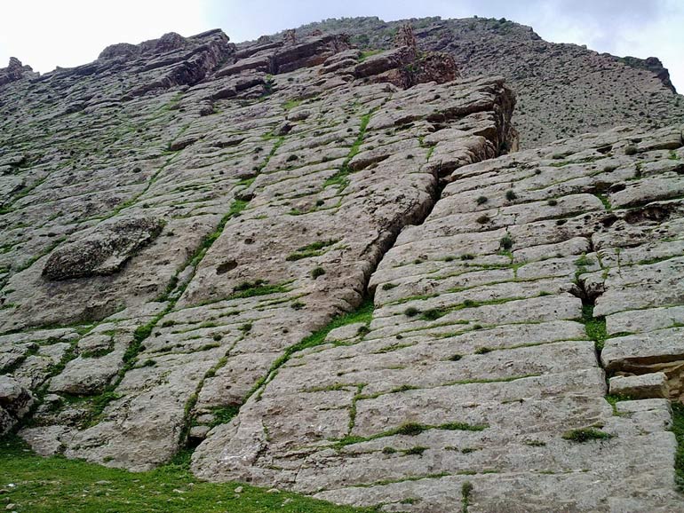 پلکان مختلف و سنگی