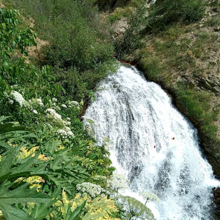 آبشار زیبای روستا