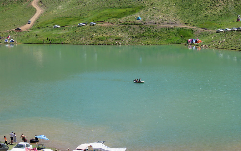 قایق سواری در دریاچه زیبای لزور