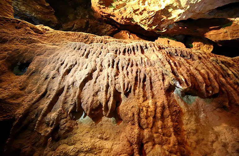 عکس رسوبات داخل غار نخجیر