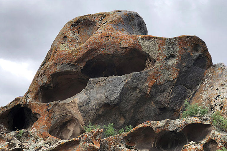 بوستان سنگی «کمر مقبولا» دره ارغوان