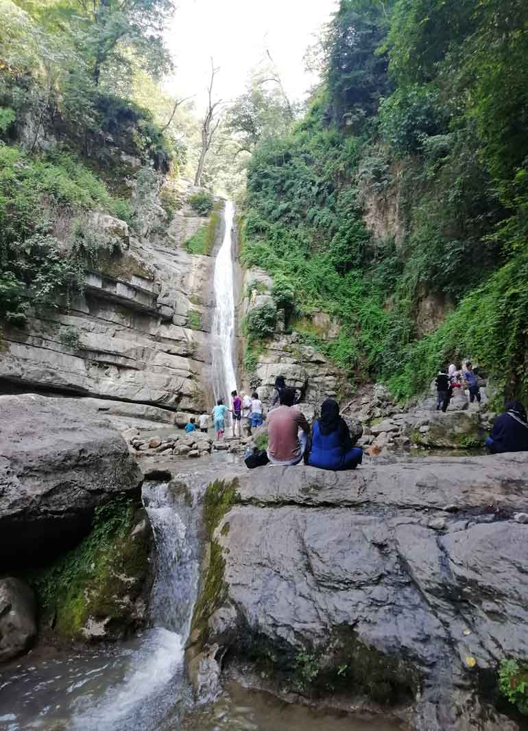 آبشار مصنوعی جنگل ناهارخوران