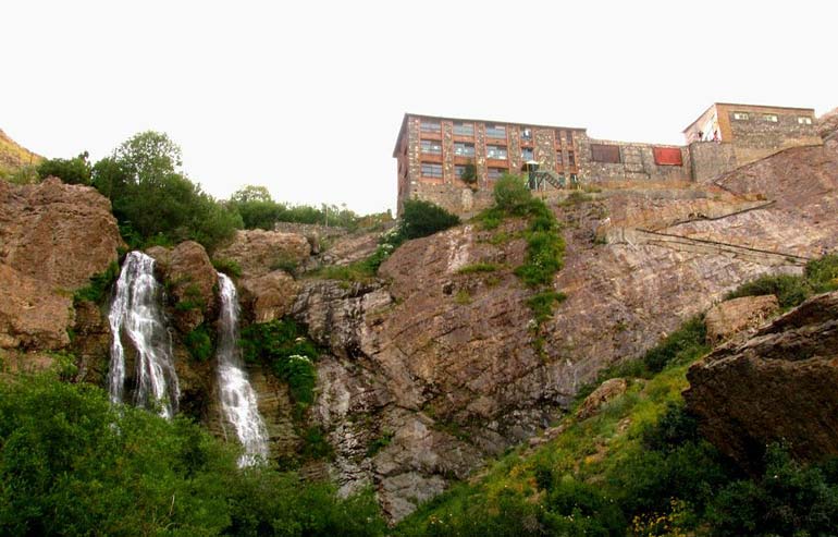 آبشارهای دوقلو در جنگل ناهارخوران